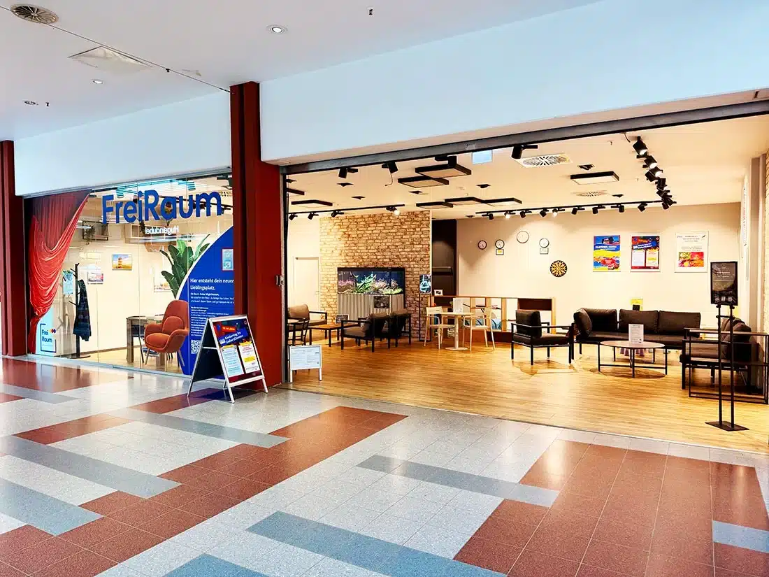Freiraum Gesamtansicht Freiraum Ort für Gemeinschaft Schaufensteransicht im DollartCenter Emden